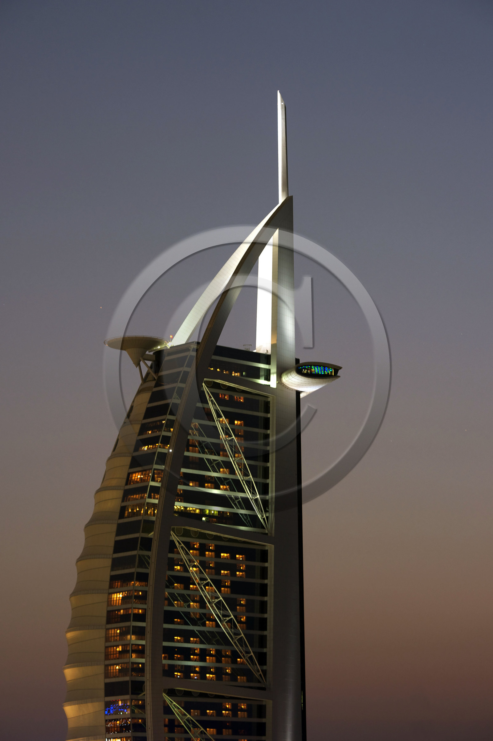 Emirats Arabes Unis, Dubaï, hôtel Burj Al Arab du cabinet d'architectes anglais W.S. Atkins & Partners, l'hôtel le plus haut du monde (321 m)