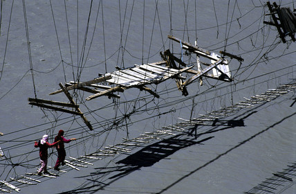 2 filles qui traversent un pont, pont suspendu vers Hussani, Pakistan