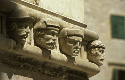 SIBENIK.CATHEDRALE ST JACQUES. TÊTES SCULPÉES SUR LE CHEVET PAR JURAJ. CROATIE