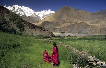 Deux femmes qui discutent dans les champs près de Hussani. Vallée de la Hunza dans l' Himalaya pakistanais