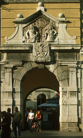 CROATIE. RIJEKA. KORZO. TOUR DE LA VILLE AVEC BUSTE DE 2 EMPEREURS AUTRICHIENS