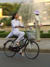 Etudiante a velo, Vietnam