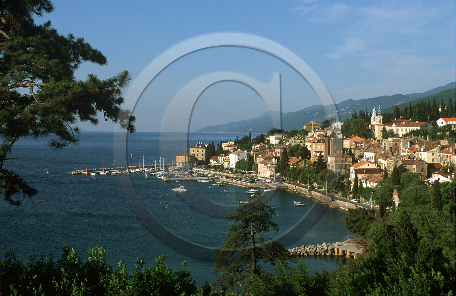 BORD DE MER À OPATIJA. CROATIE