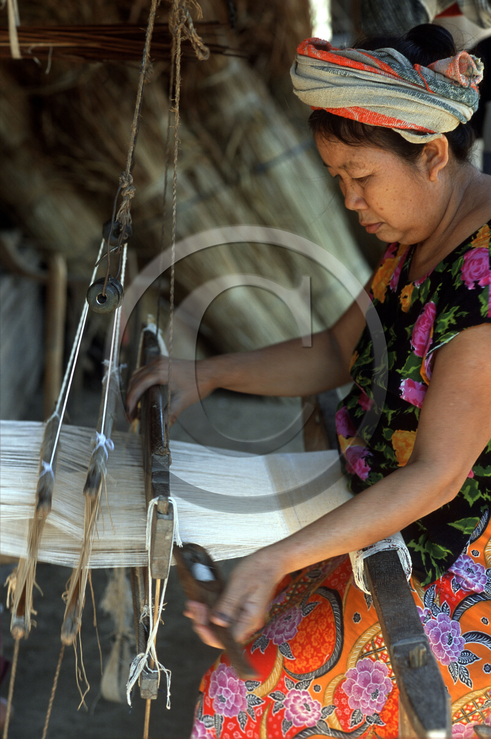LAOS   VILLAGE DU MÉKONG TISSAGE.