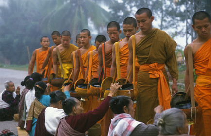 LAOS LUANG PRABANG.AUMONE MATINALE DES BONZES