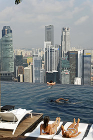 Singapour, Marina Bay, Marina Bay Sands ouvert en 2010 conçu par l'architecte Moshe Safdie, SkyPark avec sa piscine à débordement et sa vue sur le central business district perchée à 191 mètres de hauteur