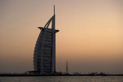 Emirats Arabes Unis, DubaiÌˆ, plage de Jumeirah, hoÌ‚tel Burj Al Arab du cabinet d'architectes anglais W.S. Atkins & Partners, l'hoÌ‚tel le plus haut du monde (321 m)