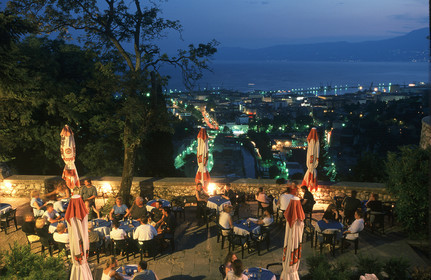 CROATIE. RIJEKA.  CAFÉ DU KASTEL. TRSAT