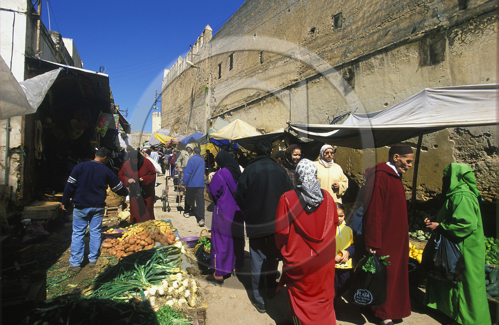 MAROC   FES.LE SOUK + MURAILLE DE LA MÉDINA