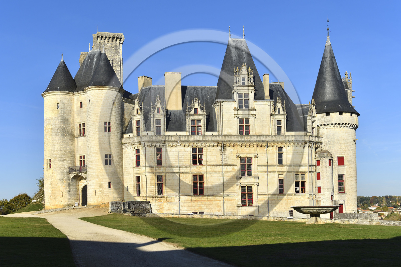 France charente rochefoucauld chateau surplombant tardoire