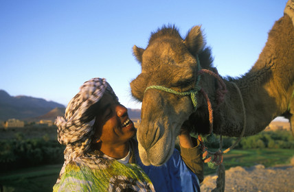 MAROC SUD  TINEGHIR.JEUNE HOMME AVEC CHAMEAU