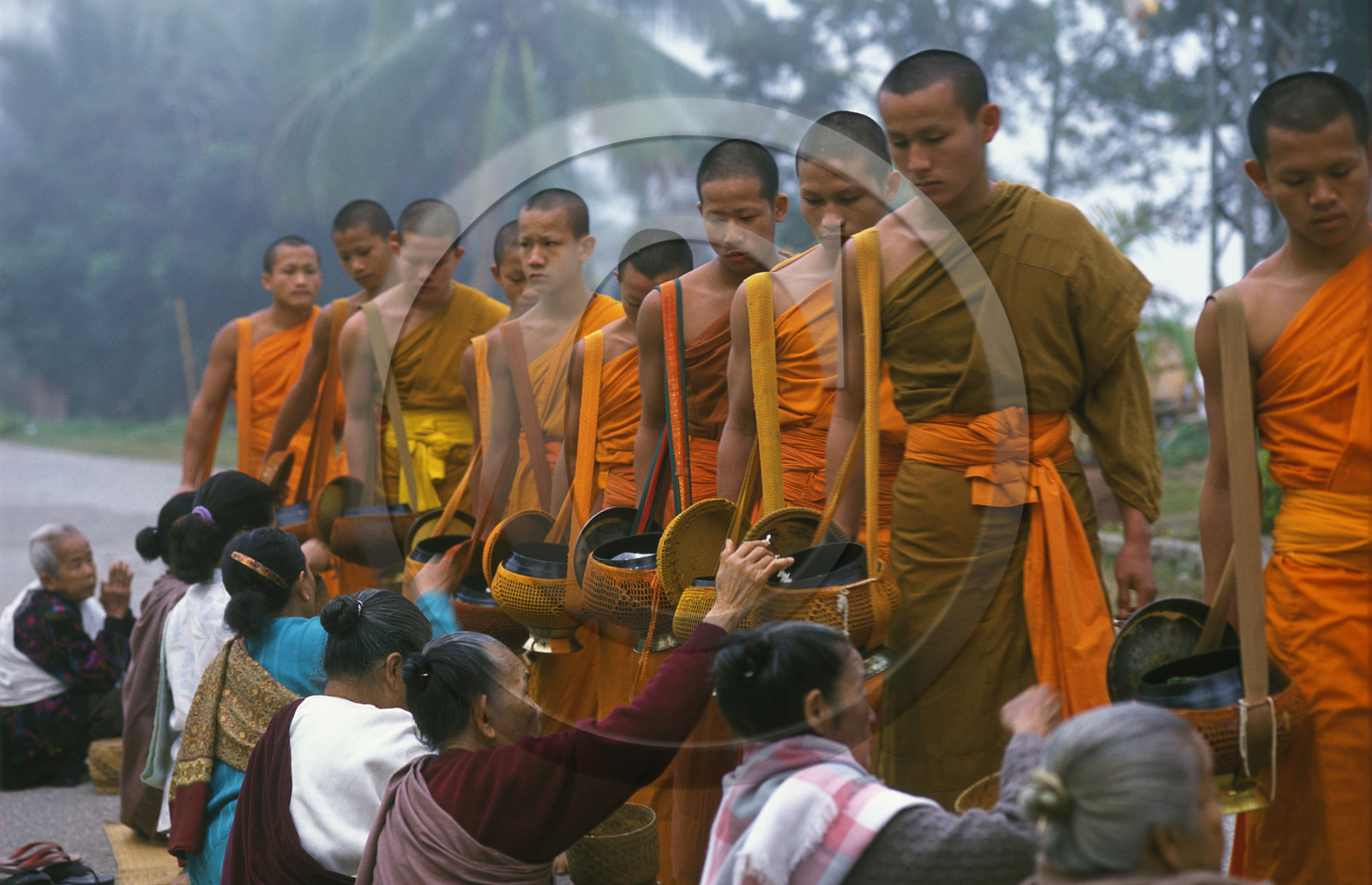 LAOS LUANG PRABANG.AUMONE MATINALE DES BONZES