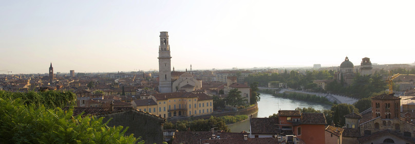 Italie, Venetie, Verone, centre historique classe au patrimoine mondial de l' Unesco, vue generale avec Duomo et fleuve Adige
