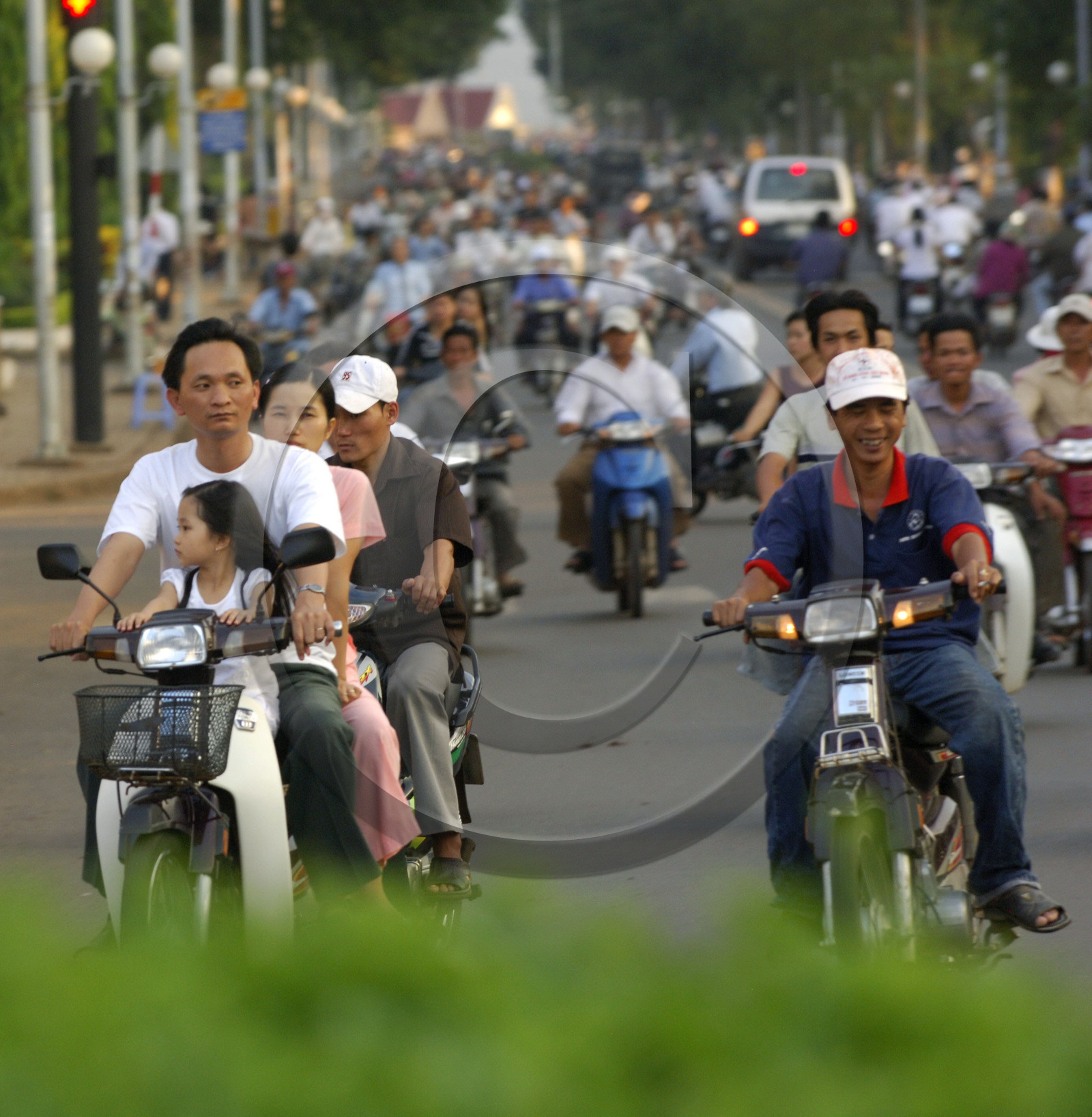 Circulation en motocyclette dans les villes du Vietnam
