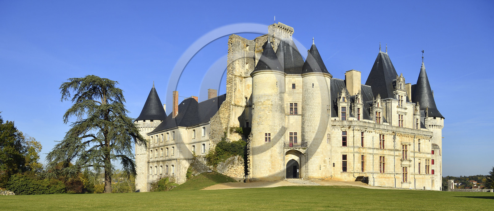 France charente rochefoucauld chateau surplombant tardoire
