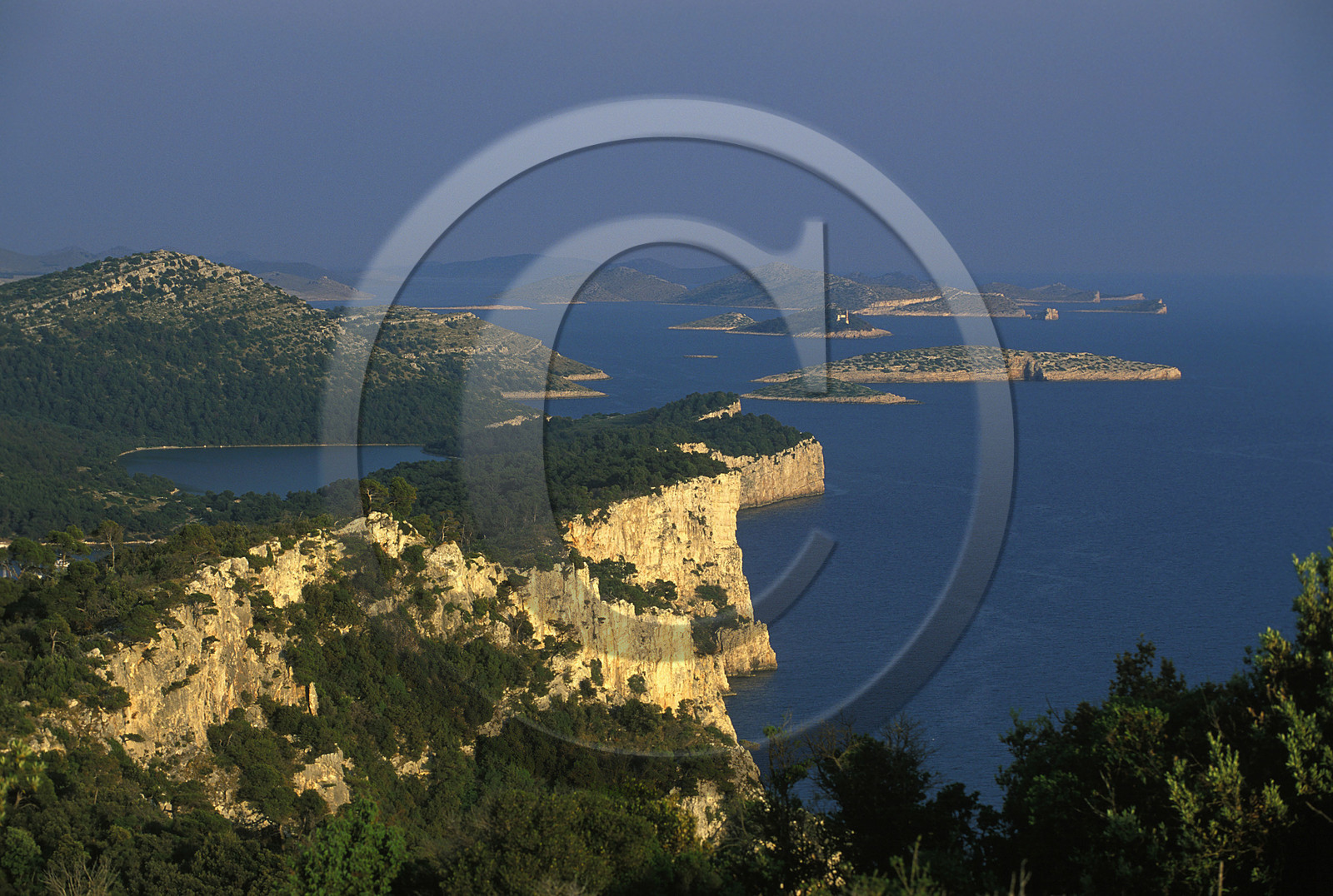 CROATIE. ILE DE DUGI OTOK.PARC NATUREL TELASCICA  .ILES KORNATI AU FOND