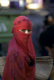 Femme au détour d'une rue, Yemen