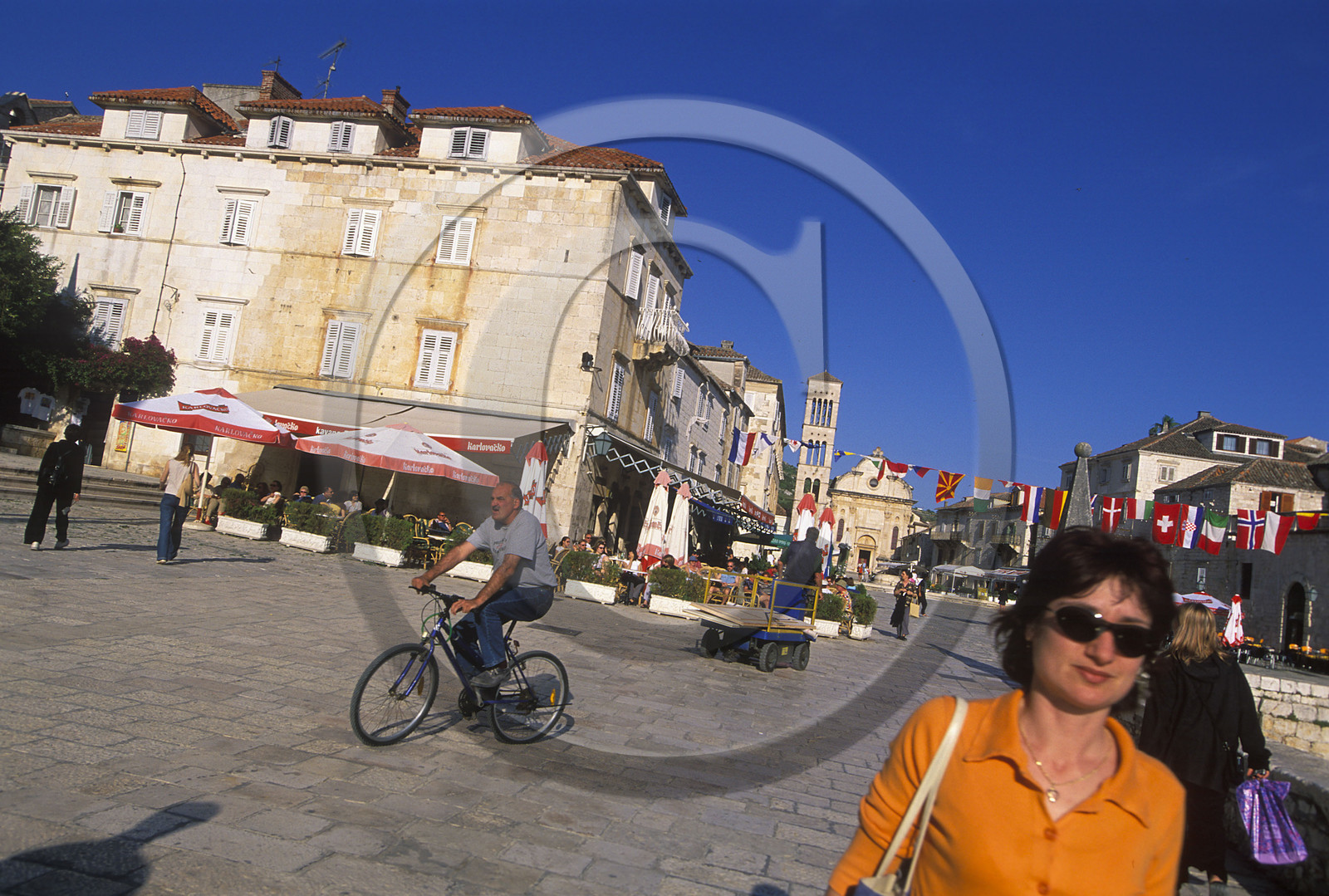 VILLE ET ILE DE HVAR . PLACE ST-ETIENNE. CATHÉDRALE . CROATIE