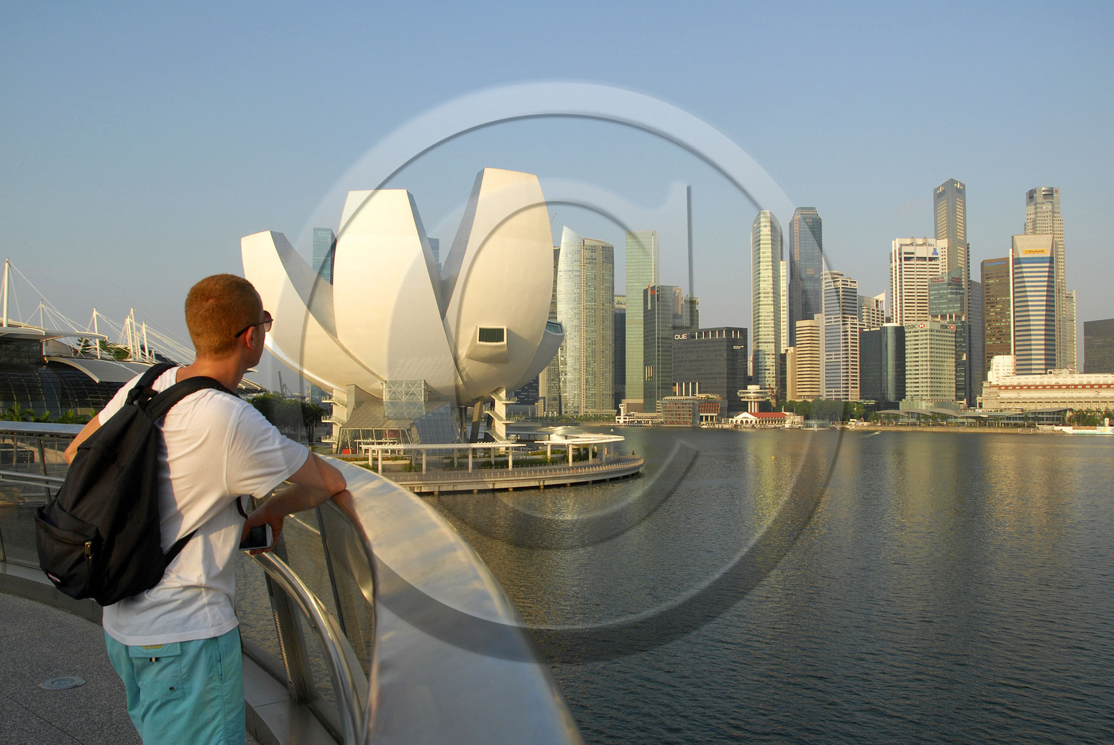 Singapour, Marina Bay, le ArtScience Museum en forme de fleur de lotus conçus par l'architecte Moshe Safdie