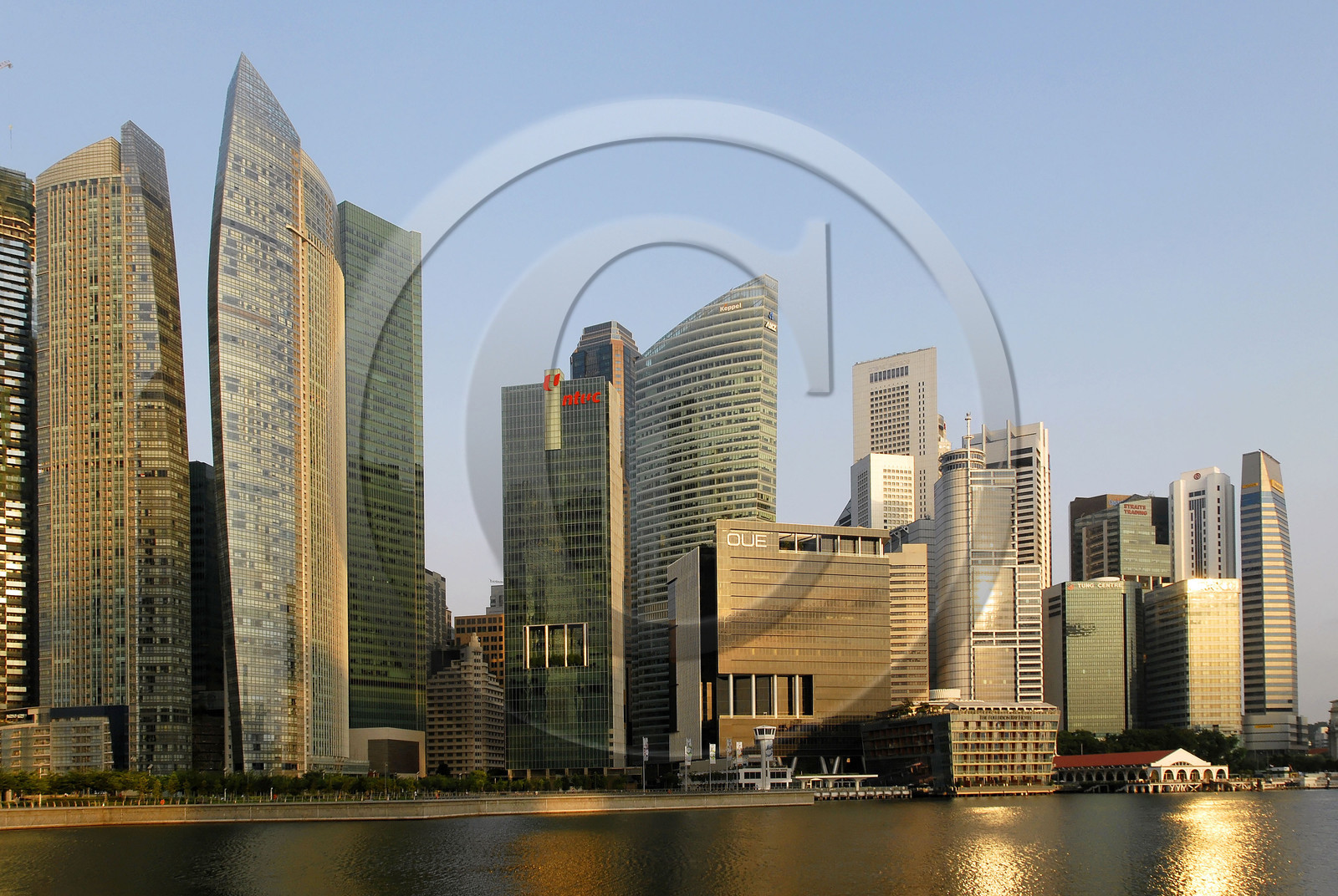 Singapour, batiments du quartier d'affaires vue depuis Marina Bay