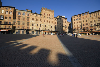 Ombre de la Torre del Mangia, Piazza del Campo, Sienne, Toscane, Italie
