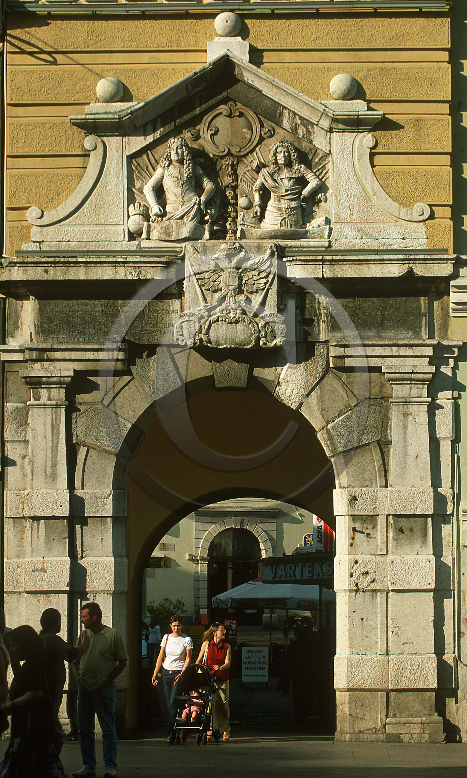 CROATIE. RIJEKA. KORZO. TOUR DE LA VILLE AVEC BUSTE DE 2 EMPEREURS AUTRICHIENS