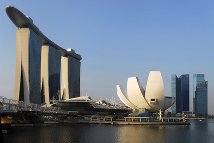 Singapour, Marina Bay, Helix Bridge (à gauche) et l'hôtel Marina Bay Sands ouvert en 2010 avec le ArtScience Museum en forme de fleur de lotus conçus par l'architecte Moshe Safdie