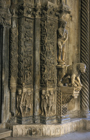 TROGIR. CATHEDRALE. PORTAIL DE RADOVAN.STATUE D'ADAM. CROATIE