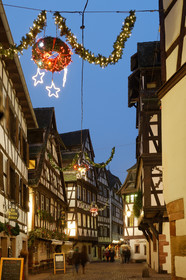 France, Bas-Rhin (67), Strasbourg, vieille ville classée au Patrimoine Mondial de l'UNESCO, décorations de Noël dans le quarter de la Petite France