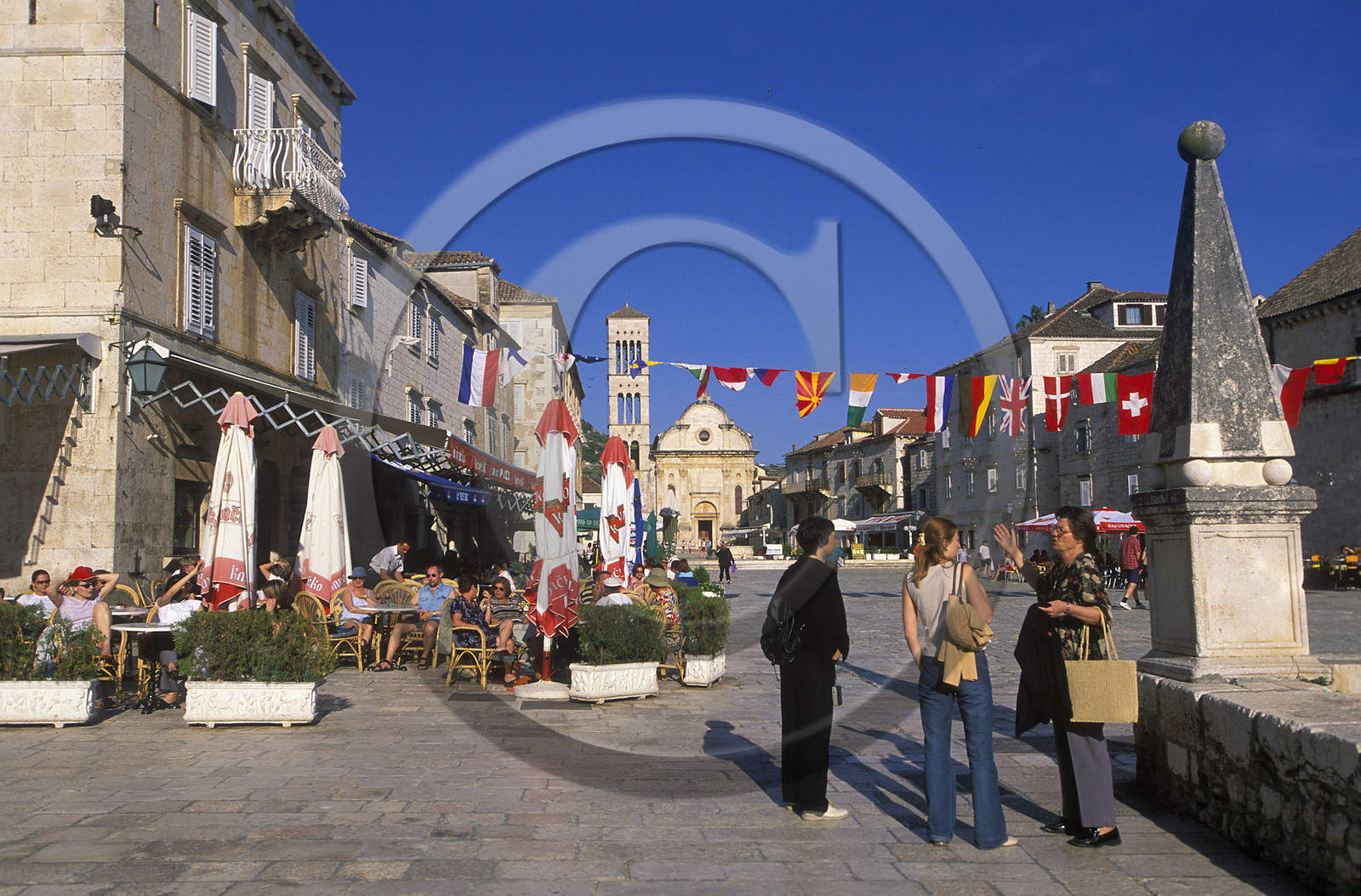 VILLE ET ILE DE HVAR . PLACE ST-ETIENNE. CATHÉDRALE . CROATIE