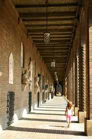 Place Dom, les arcades, Szeged, Hongrie