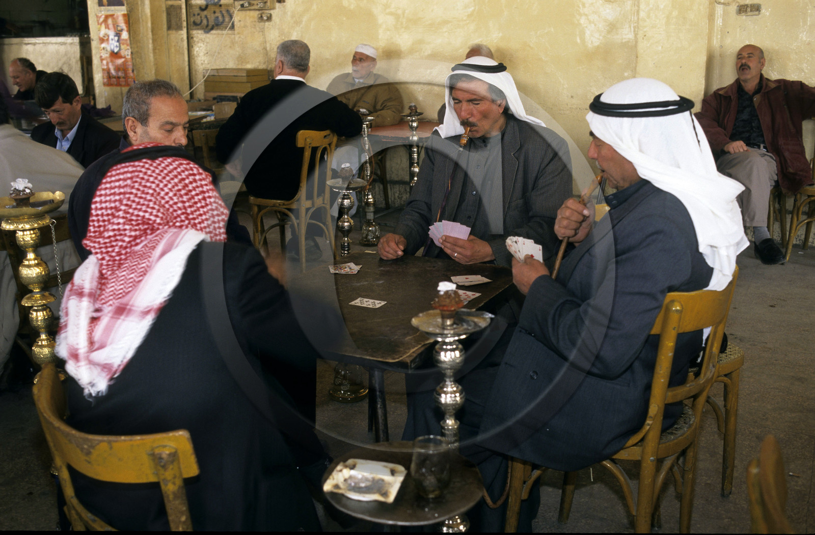 Joueurs de cartes fumant le nargilé dans un café, Damas, Syrie