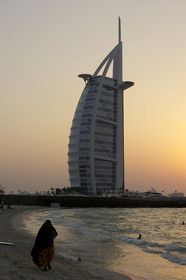 Emirats Arabes Unis, DubaiÌˆ, plage de Jumeirah, hoÌ‚tel Burj Al Arab du cabinet d'architectes anglais W.S. Atkins & Partners, l'hoÌ‚tel le plus haut du monde (321 m)
