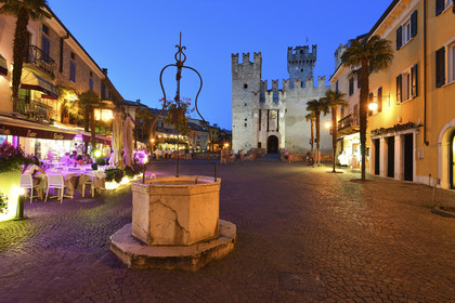 Italie lombardie lac garde sirmione piazza