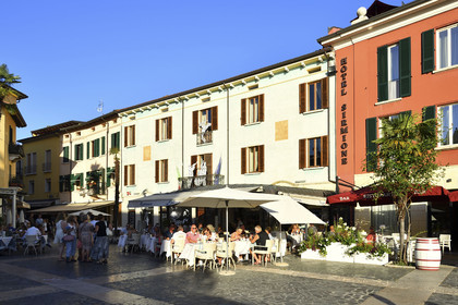 Italie lombardie lac garde sirmione piazza