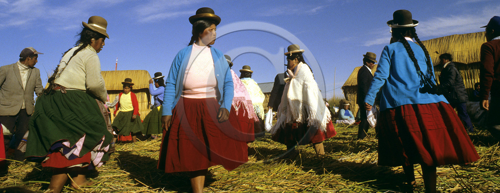 Danse lors d'un mariage sur les iles en bambous des Uros au Pérou, lac Titicaca